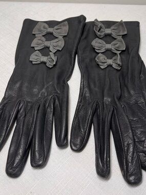 Dark grey Leather Gloves with Gray Bow Accent
Large 7
Lightly lined